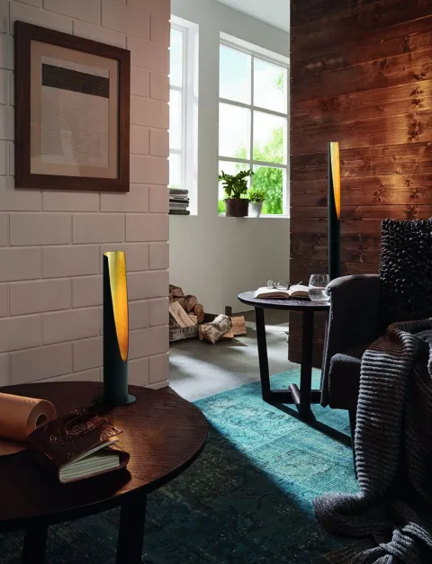 Candeeiro de pé LED em tubo metálico preto com interior dourado BARBOTTO EGLO 97584